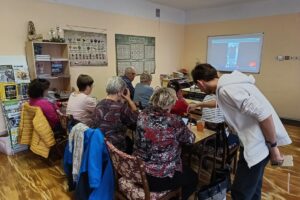 Kurz digitálního vzdělávání pomáhá seniorům ovládnout chytré telefony